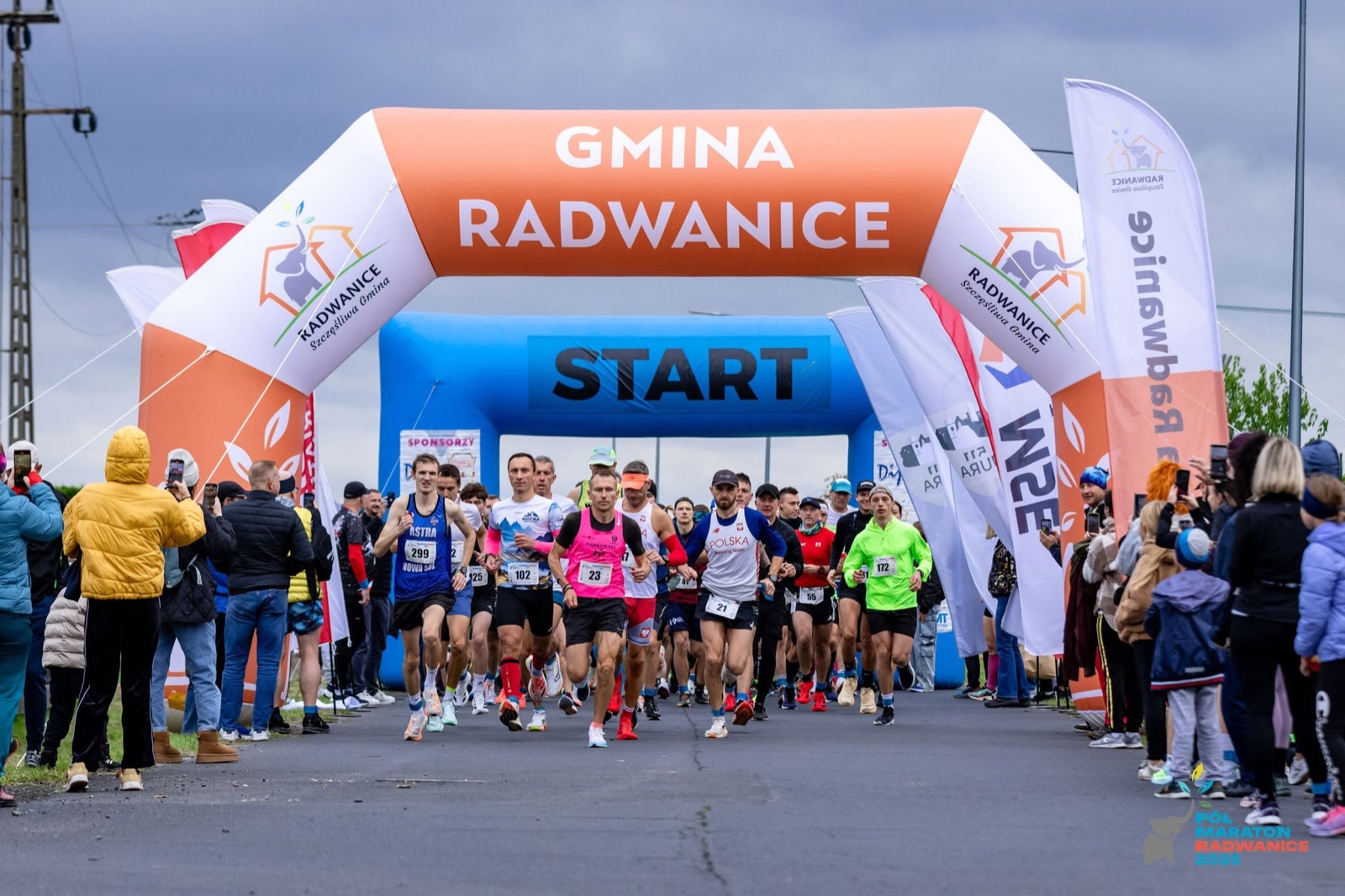 Start biegu w Radwanicach – zawodnicy pod bramą startową Gminy Radwanice